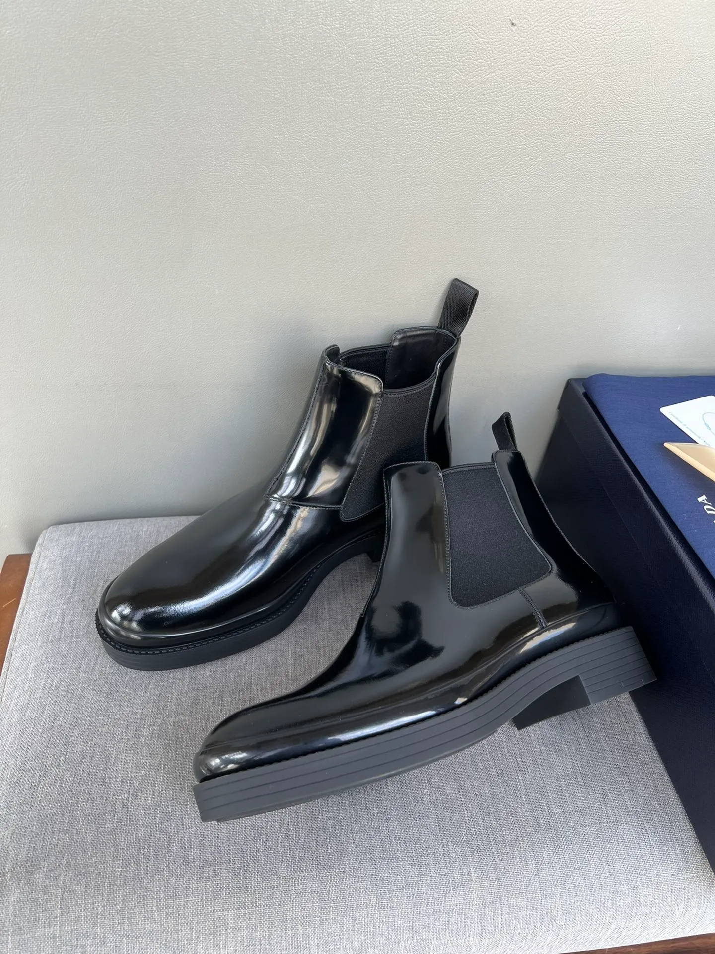 Batch of 1000💰Exclusive hot-selling new Prada Chelsea thick-soled men's shoes, naked boots, imported calf leather on the surface, cow leather on the lining, the outsole is made of private model TPU material, the frosted effect is consistent with the original version, 39-44 in stock (38, 45 custom-made, non-refundable)